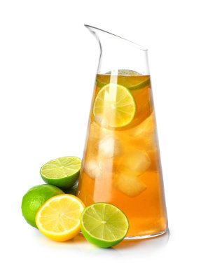 Beyaz arka planda bir sürahi lezzetli soğuk çay.