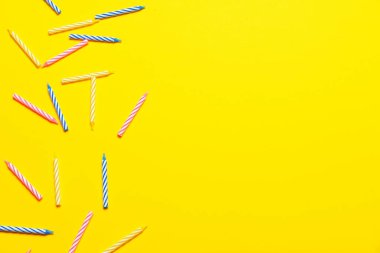 Renkli arkaplanda doğum günü pastası mumları