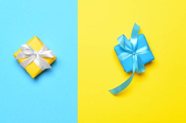 Renk arkaplanında doğum günü hediyeleri