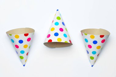 Beyaz arkaplanda doğum günü şapkaları