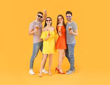 Alkollü içkileri olan mutlu gençler