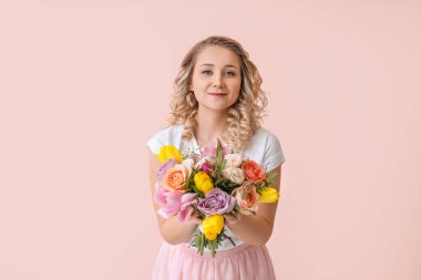 Buket çiçek renk arka plan üzerinde olan güzel kadın