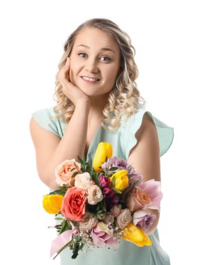 Beyaz arka planda çiçek demeti olan güzel genç bir kadın.