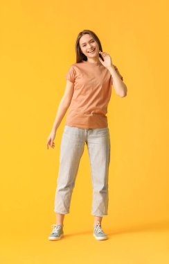 Renkli tişörtlü genç bir kadın.