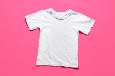 Renkli arkaplanda şık t-shirt