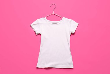 Renkli arkaplanda şık t-shirt