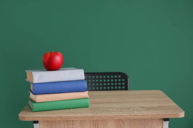 Renkli duvarın yanındaki modern okul masası