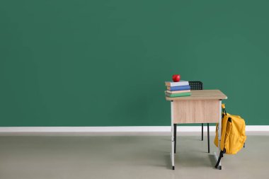 Renkli duvarın yanındaki modern okul masası