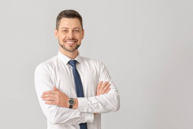 Işık arka plan üzerinde yakışıklı işadamı portresi