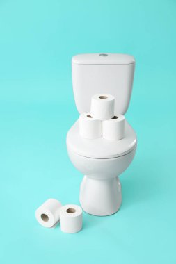 Renkli arka planda rulo kağıt olan klozet.