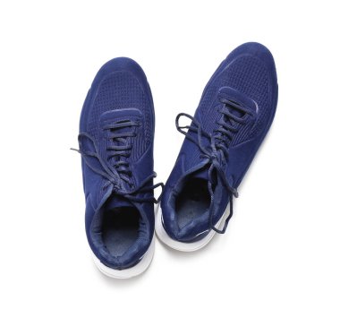 Beyaz arkaplanda bir çift spor ayakkabısı