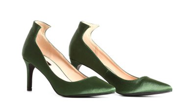 Beyaz arka planda modern yüksek topuklu ayakkabılar.