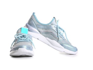 Beyaz arka planda spor ayakkabıları