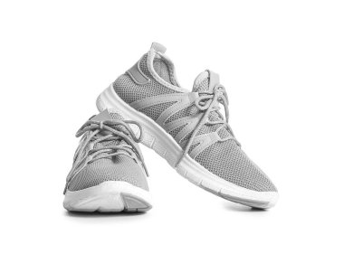 Beyaz arka planda spor ayakkabıları