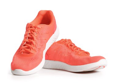 Beyaz arka planda spor ayakkabıları