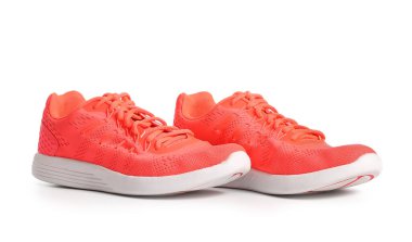 Beyaz arka planda spor ayakkabıları