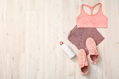 Ahşap arka planda spor giyimli kompozisyon