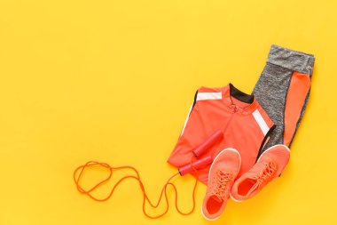 Renk arkaplanında spor giyimli kompozisyon