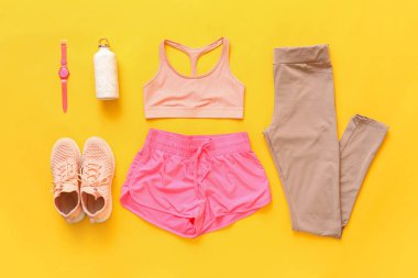 Renk arkaplanında spor giyimli kompozisyon