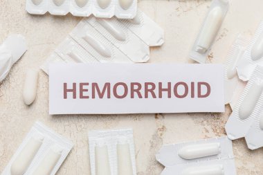 Işık arkaplan üzerinde HEMORRHOID ve fitiller sözcüğü ile kağıt