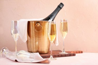 Buzlu kova ve renkli şampanya.