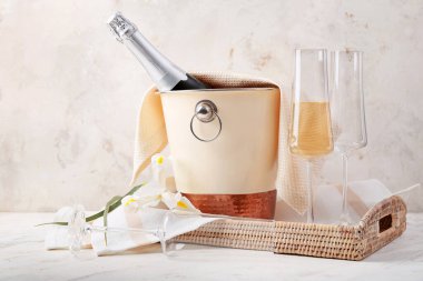 Buzlu kova ve hafif arka planda şampanya.