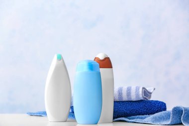 Renkli arka planda duş jelleri ve havlular