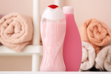 Banyodaki duş jelleri.