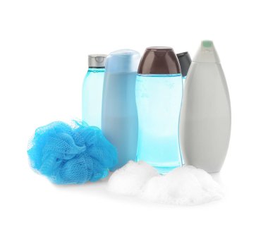 Beyaz arka planda duş jelleri ve lif.