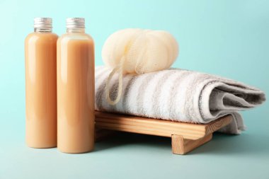 Renkli duş jelleri, havlu ve lif.