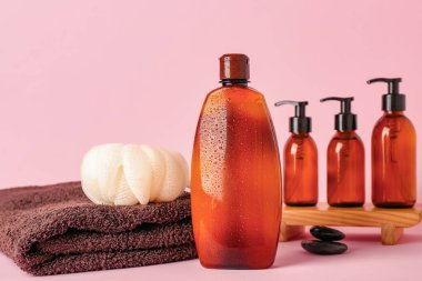 Renkli duş jelleri, havlu ve lif.