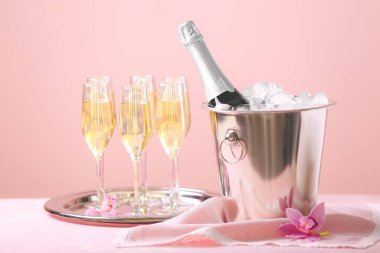 Buzlu kova ve renkli şampanya.