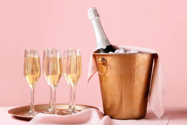 Buzlu kova ve renkli şampanya.