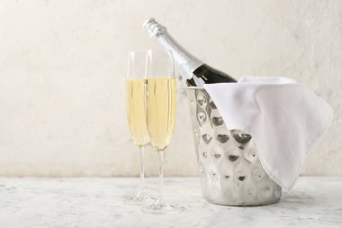 Buzlu kova ve hafif arka planda şampanya.