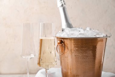 Buzlu kova ve hafif arka planda şampanya.