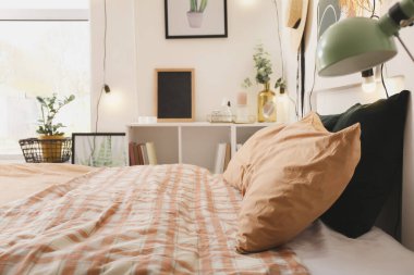 Modern konforlu yatak odası.