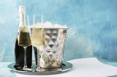 Buzlu kova ve renkli şampanya.