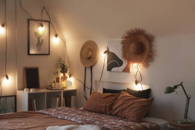 Akşamları modern konforlu yatak odası.