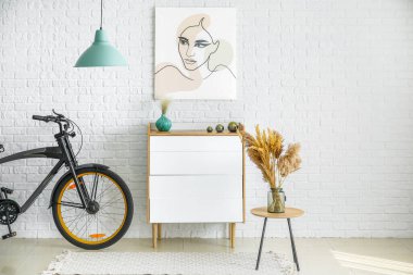 Klozet ve bisikletli modern odanın içi