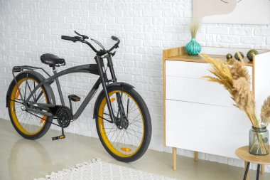 Klozet ve bisikletli modern odanın içi