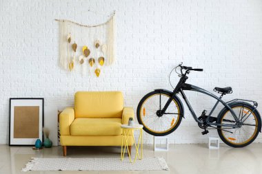 Rahat koltuğu ve bisikleti olan modern oturma odasının içinde.