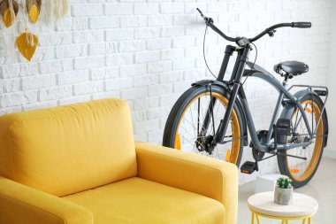 Rahat koltuğu ve bisikleti olan modern oturma odasının içinde.