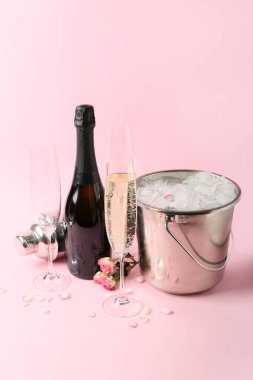 Buzlu kova, şampanya şişesi, karıştırıcı ve renkli bardaklar.