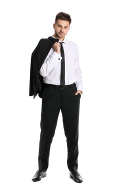 beyaz zemin üzerine yakışıklı genç işadamı portresi