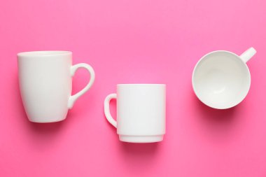 Renk arkaplanındaki boş bardaklar