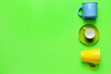 Renk arkaplanındaki boş bardaklar