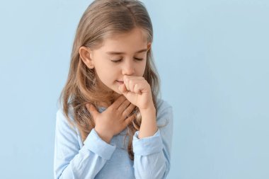 Hasta küçük kız renkli arka planda