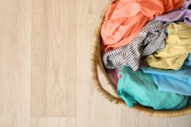 Çamaşır sepetinin olduğu sepet.