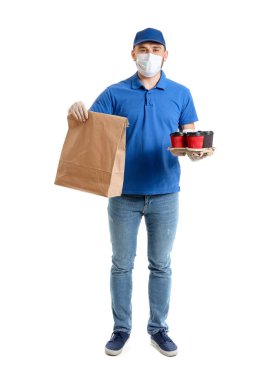 Beyaz arka planda tıbbi maske takan yemek dağıtım servisinin erkek kuryesi.