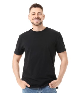 Beyaz arka planda şık tişörtlü adam
